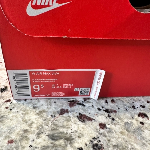 Women's Nike Air Max Viva Sneakers - Picture 9 of 11